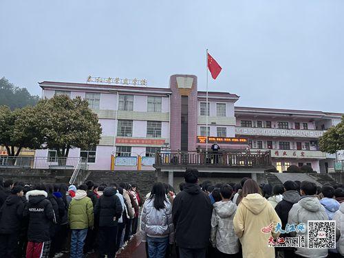 泰和县老营盘学校举行新学期升旗仪式 图